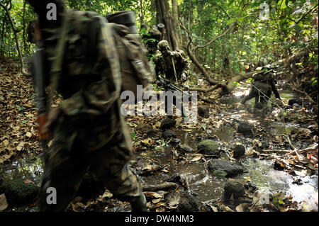 Les soldats ougandais de la Force de défense du peuple ougandais (UPDF) patrouille dans la jungle pendant une opération de chasse célèbre Armée de Résistance du Seigneur (LRA), Joseph Kony, chef. La LRA est un groupe rebelle militant chrétien. Banque D'Images