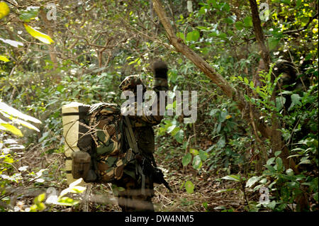 Les soldats ougandais de la Force de défense du peuple ougandais (UPDF) patrouille dans la jungle pendant une opération de chasse célèbre Armée de Résistance du Seigneur (LRA), Joseph Kony, chef. La LRA est un groupe rebelle militant chrétien. Banque D'Images