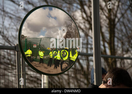 Manchester, Barton Moss, UK. 27 Février, 2014. Réflexions de la garde de la police alors que les manifestations se poursuivent au site de forage de l'IGAS. Opération de maintien de l'agglomération de Manchester à Barton Moss Site de forage que les manifestants veulent retarder et entraver la livraison des véhicules et des équipements de forage, en route vers le site d'exploration de gaz controversés. Les manifestants de fracturation ont mis en place un camp à Barton Moss Road, Eccles un potentiel d'extraction de gaz méthane-site à Salford, Greater Manchester. Credit : Mar Photographics/Alamy Live News. Banque D'Images