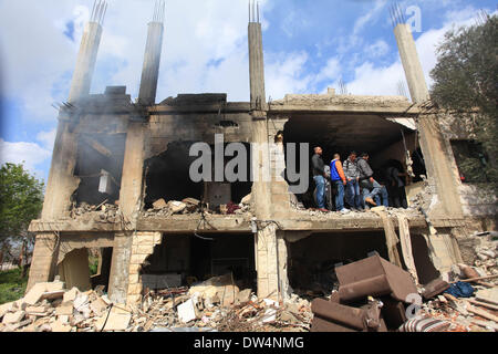 Ramallah. Feb 27, 2014. Les Palestiniens l'inspecter de maison Washaha Muataz dans village de Bir Zeit près de la ville de Ramallah, en Cisjordanie, le 27 février 2014. Washaha, qui a été tué après qu'il fut assiégé dans une maison par les troupes israéliennes pendant plusieurs heures, selon des témoins. L'armée israélienne et de la police a déclaré que le tracé a été tué attaques de terreur. Credit : Fadi Arouri/Xinhua/Alamy Live News Banque D'Images