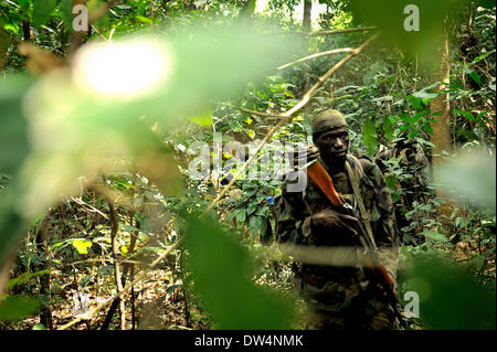 Les soldats ougandais de la Force de défense du peuple ougandais (UPDF) patrouille dans la jungle pendant une opération de chasse célèbre Armée de Résistance du Seigneur (LRA), Joseph Kony, chef. La LRA est un groupe rebelle militant chrétien. Banque D'Images