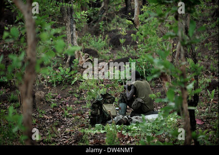 Les soldats ougandais de la Force de défense du peuple ougandais (UPDF) patrouille dans la jungle pendant une opération de chasse célèbre Armée de Résistance du Seigneur (LRA), Joseph Kony, chef. La LRA est un groupe rebelle militant chrétien. Banque D'Images
