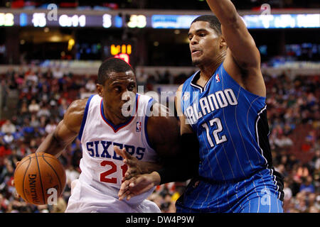 Le 26 février 2014 : Philadelphia 76ers avant Thaddeus Young (21) disques durs pour le panier avec Orlando Magic petit ailier Tobias Harris (12), à la défense au cours de la NBA match entre le Orlando Magic et les Philadelphia 76ers au Wells Fargo Center de Philadelphie, Pennsylvanie. La magie a remporté 101-90. Christopher Szagola/Cal Sport Media Banque D'Images