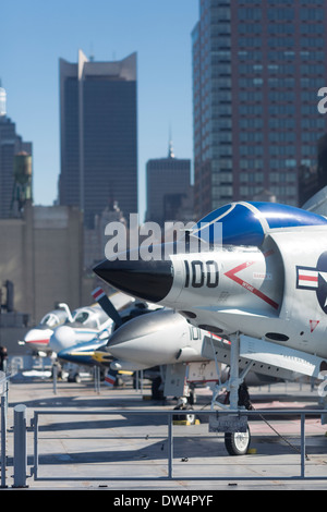 D'avions de chasse au New York's Intrepid Sea, Air & Space Museum dans le poste de pilotage avec les gratte-ciel de Manhattan en arrière-plan Banque D'Images