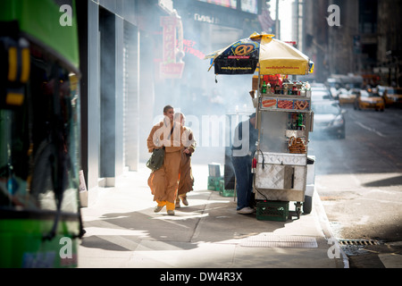 La marche d'Hare Krishna par Times Square New York City Banque D'Images