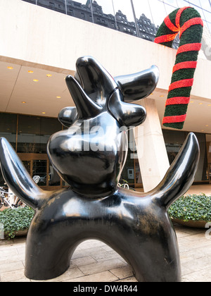 Joan Miro's Sculpture Moonbird avec le bâtiment de Solow en arrière-plan, NYC Banque D'Images