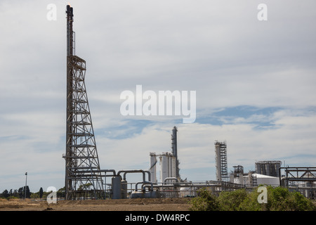 L'industrie chimique d'expédition de l'usine d'électrolyse. la raffinerie et le chargement de navires fonctionne de la fonderie Banque D'Images