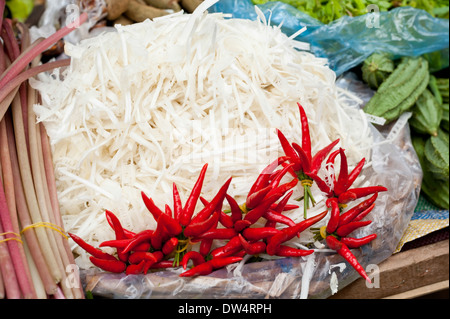 Légumes biologiques frais, des herbes et des fruits au marché des aliments asiatiques Banque D'Images