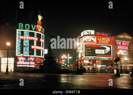 Piccadilly Circus, Londres, de nuit, illuminé, 1958 Annonces Banque D'Images