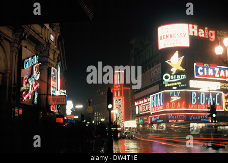 Piccadilly Circus, Londres, Angleterre, par nuit 1958 Banque D'Images