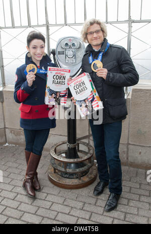 Manhattan, New York, USA. Feb 27, 2014. Médaillé d'or aux Jeux Olympiques de 2014 Les danseurs sur glace, Meryl Davis et Charlie White visiter l'Empire State Building est l'Observatoire du 86e étage Jeudi, Février, 27, 2014. Davis et White sont les premiers danseurs sur glace américain de l'histoire à remporter l'or aux Jeux Olympiques. Credit : Bryan Smith/ZUMAPRESS.com/Alamy Live News Banque D'Images