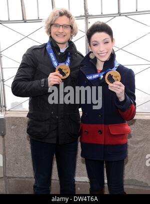 New York, NY, USA. Feb 27, 2014. Charlie White, Meryl Davis lors d'une apparition publique pour la glace olympique régnant pour visiter l'Empire State Building, Empire State Building, New York, NY, 27 février 2014. Credit : Eli Winston/Everett Collection/Alamy Live News Banque D'Images