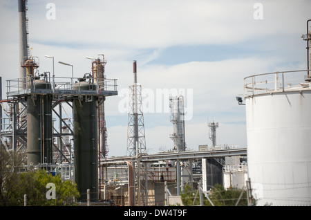 L'industrie chimique d'expédition de l'usine d'électrolyse. la raffinerie et le chargement de navires fonctionne de la fonderie Banque D'Images