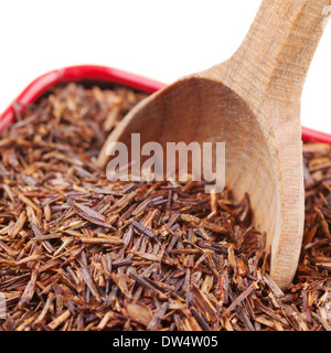 Thé Rooibos dans tin box et cuillère en bois libre Banque D'Images