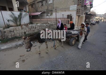 Beit Lahia, la bande de Gaza, territoire palestinien. Feb 27, 2014. Palestiniens monter un âne à Beit Lahia, dans le nord de la bande de Gaza le 27 février 2014 Credit : Ashraf Amra/APA Images/ZUMAPRESS.com/Alamy Live News Banque D'Images