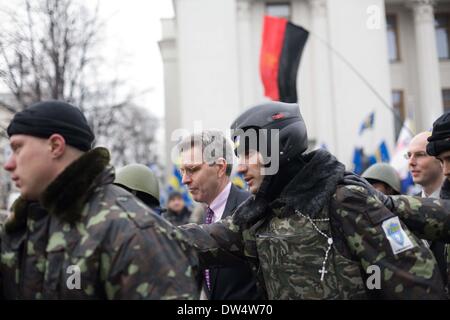 Kiev, Ukraine. Feb 27, 2014. Feuilles homme politique parlement ukrainien flanquée par Euromaiden Shaw-Baker protestataires Crédit : Jay/Alamy Live News Banque D'Images