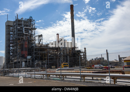 L'industrie chimique d'expédition de l'usine d'électrolyse. la raffinerie et le chargement de navires fonctionne de la fonderie Banque D'Images