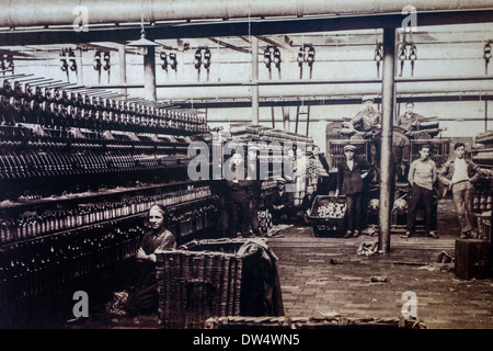Au début du xxe siècle, ancienne photo d'archives d'enfants travailleurs travaillant dans l'industrie du textile en filature Banque D'Images