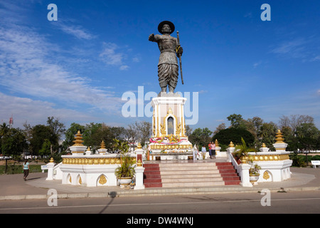 La Statue de Chao Anouvong à Vientiane, au Laos. Banque D'Images
