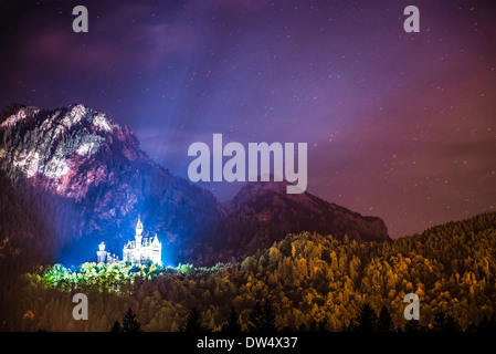 Le château de Neuschwanstein dans la nuit dans les Alpes bavaroises de l'Allemagne. Banque D'Images
