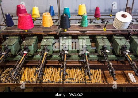 Bobines de fils colorés avec le tiroir de la machine dans l'usine de coton MIAT, musée d'archéologie industrielle, Gand, Belgique Banque D'Images