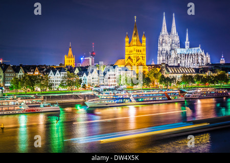 Cologne, Allemagne cityscape sur le Rhin. Banque D'Images