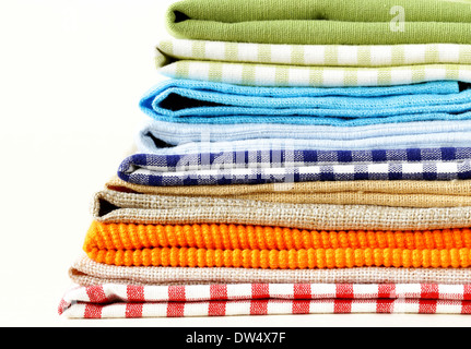 Pile de serviettes de cuisine colorés sur fond blanc Banque D'Images