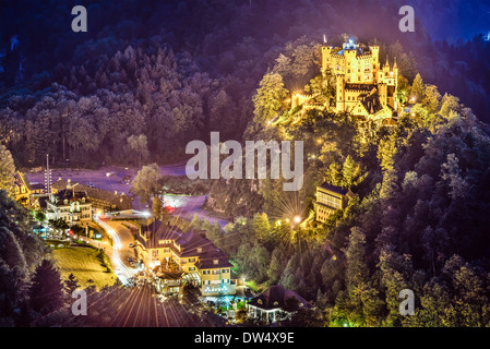 Château de Hohenschwangau de nuit dans les Alpes bavaroises de l'Allemagne. Banque D'Images