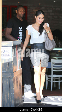 LA Laker, Ron Objet fabriqué avec sa petite amie Shin Shin (Gao Xinxin) laisser Toast Bakery à West Hollywood après le déjeuner. Ron est le port d'un Mr Pink Energy Drink T-shirt et en voiture à l'hôtel à sa Lamborghini. Los Angeles, Californie - 08.10.12 où Banque D'Images