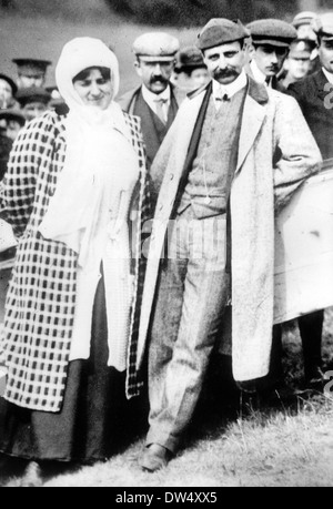 LOUIS BLÉRIOT aviateur français avec sa femme Alice à Douvres le 26 juillet 1909 après son vol cross-canal le jour précédent Banque D'Images