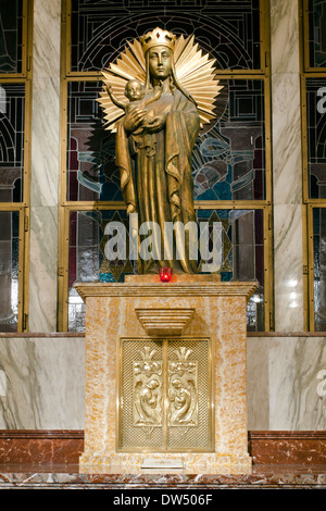 La statue de la Vierge Marie avec l'enfant Jésus sur le tabernacle Banque D'Images