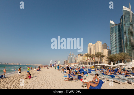 Les touristes à prendre le soleil sur la plage de Jumeirah en février, DUBAÏ, ÉMIRATS ARABES UNIS, Émirats arabes unis, Moyen Orient Banque D'Images