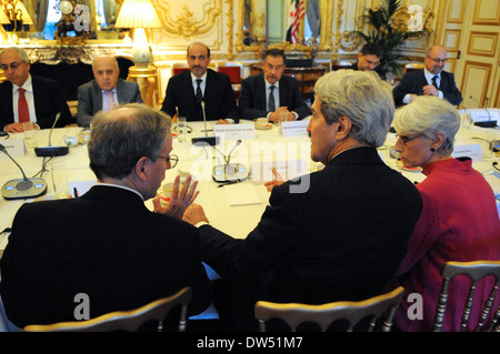 Kerry, secrétaire délégation américaine se réunit avec Coalition de l'opposition syrienne à Paris Banque D'Images