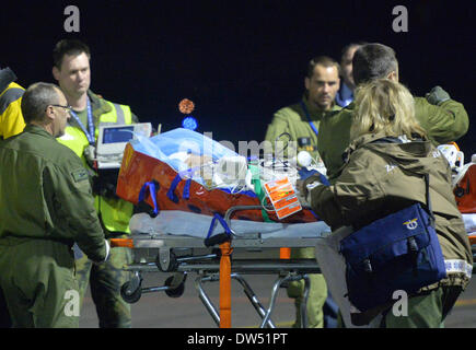 Kiev, Ukraine. Feb 27, 2014. Vingt-sept ukrainiens qui ont été blessés dans les affrontements entre manifestants et forces gouvernementales flotteront de Kiev à Prague pour un traitement médical par deux avions de l'armée de l'air tchèque. La première de l'avion a atterri à Prague aujourd'hui cette nuit, le Jeudi, Février 27, 2014. (Photo/CTK Michal Dolezal) Banque D'Images