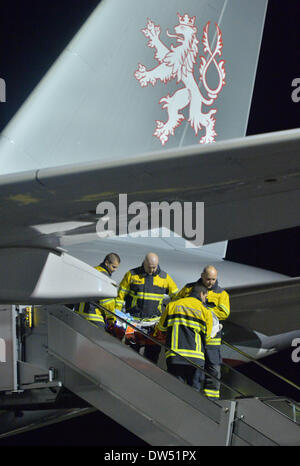 Kiev, Ukraine. Feb 27, 2014. Vingt-sept ukrainiens qui ont été blessés dans les affrontements entre manifestants et forces gouvernementales flotteront de Kiev à Prague pour un traitement médical par deux avions de l'armée de l'air tchèque. La première de l'avion a atterri à Prague aujourd'hui cette nuit, le Jeudi, Février 27, 2014. (Photo/CTK Michal Dolezal) Banque D'Images