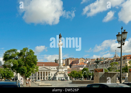 La place Rossio avec la colonne de Pedro IV , le Théâtre National et le typique Pombaline façades, Lisbonne, Portugal Baixa. Banque D'Images