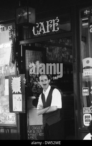 Garcon serveur français à la moustache le Consulat Cafe Montmarte Paris 1991 Banque D'Images