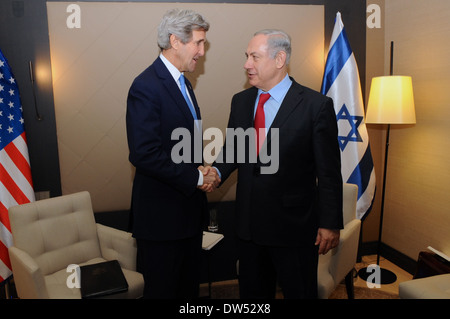 Kerry secrétaire serre la main du Premier Ministre israélien Benyamin Nétanyahou à Davos Banque D'Images