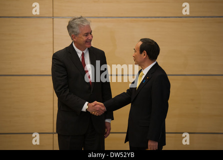 Secrétaire adjoint Burns rencontre le secrétaire général du Cabinet du Japon Suga Banque D'Images