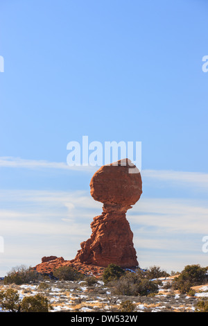 Paysage d'hiver à Balanced Rock à Arches National Park, près de Moab, Utah - USA Banque D'Images