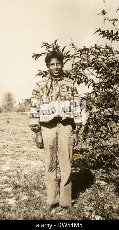 Shokee Osceola, un Seminole, est photographié à Estero, en Floride, dans les années 1930 Le portrait met en valeur les vêtements traditionnels en patchwork séminole et l'importance culturelle des vêtements amérindiens en Floride. Banque D'Images