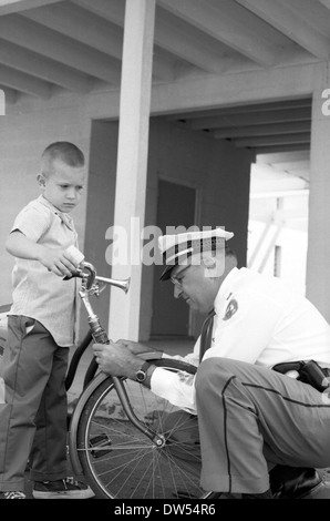 Le sergent Sid Keller inspection Lloyd Mitchell's location à Tallahassee, Floride Banque D'Images