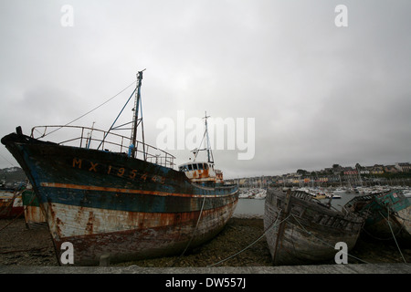 Vieux bateau dans un petit port de Bretagne Banque D'Images