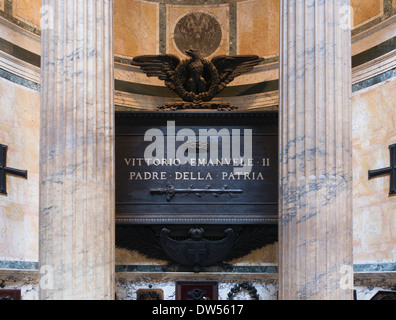 Le tombeau de Victor-Emmanuel II, premier roi de l'Italie unifiée, est situé au Panthéon de Rome. Il marque sa contribution à l'unification de l'Italie et son rôle dans l'histoire de la nation. Banque D'Images
