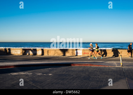 Les coureurs sur la Mission Beach Boardwalk tôt le matin. San Diego, Californie, États-Unis. Banque D'Images