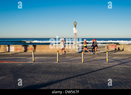 Les coureurs sur la Mission Beach Boardwalk tôt le matin. San Diego, Californie, États-Unis. Banque D'Images