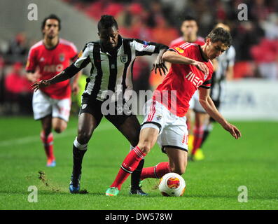 Lisbonne, Portugal. Feb 27, 2014. Filip Djuricic (R) de Benfica rivalise avec Sekou Oliseh de PAOK Salonique au cours de l'UEFA Europa League round de 32 deuxième jambe-match de football entre Benfica et le PAOK Salonique de la Grèce à la Luz stadium à Lisbonne, capitale du Portugal, le 27 février 2014. Benfica a battu 3-0 PAOK de passer par 4-0 sur l'ensemble des deux. Credit : Zhang Liyun/Xinhua/Alamy Live News Banque D'Images