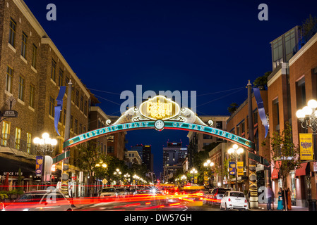 Gaslamp sign est éclairée la nuit. San Diego, Californie, USA. Banque D'Images