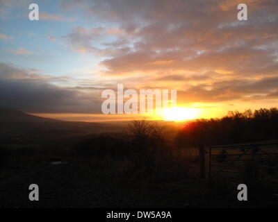 Lennoxtown, UK. 28 Février, 2014. Claire froid jour lever de soleil sur Glasgow et la ceinture centrale de dessus Lennoxtown Crédit : ALAN OLIVER/Alamy Live News Banque D'Images