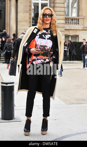 Un showgoer chic à l'Alexis Mabille défilé pendant la Fashion Week de Paris à Paris - 26 févr., 2014 - Manhattan piste/Céline Gaille Banque D'Images